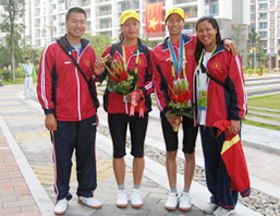 Phạm Thị Thảo, Phạm Thị Huệ (giữa) bị vuột chiếc HCV ở môn thuyền rowing trong gang tấc - Ảnh Hoàng Bảo